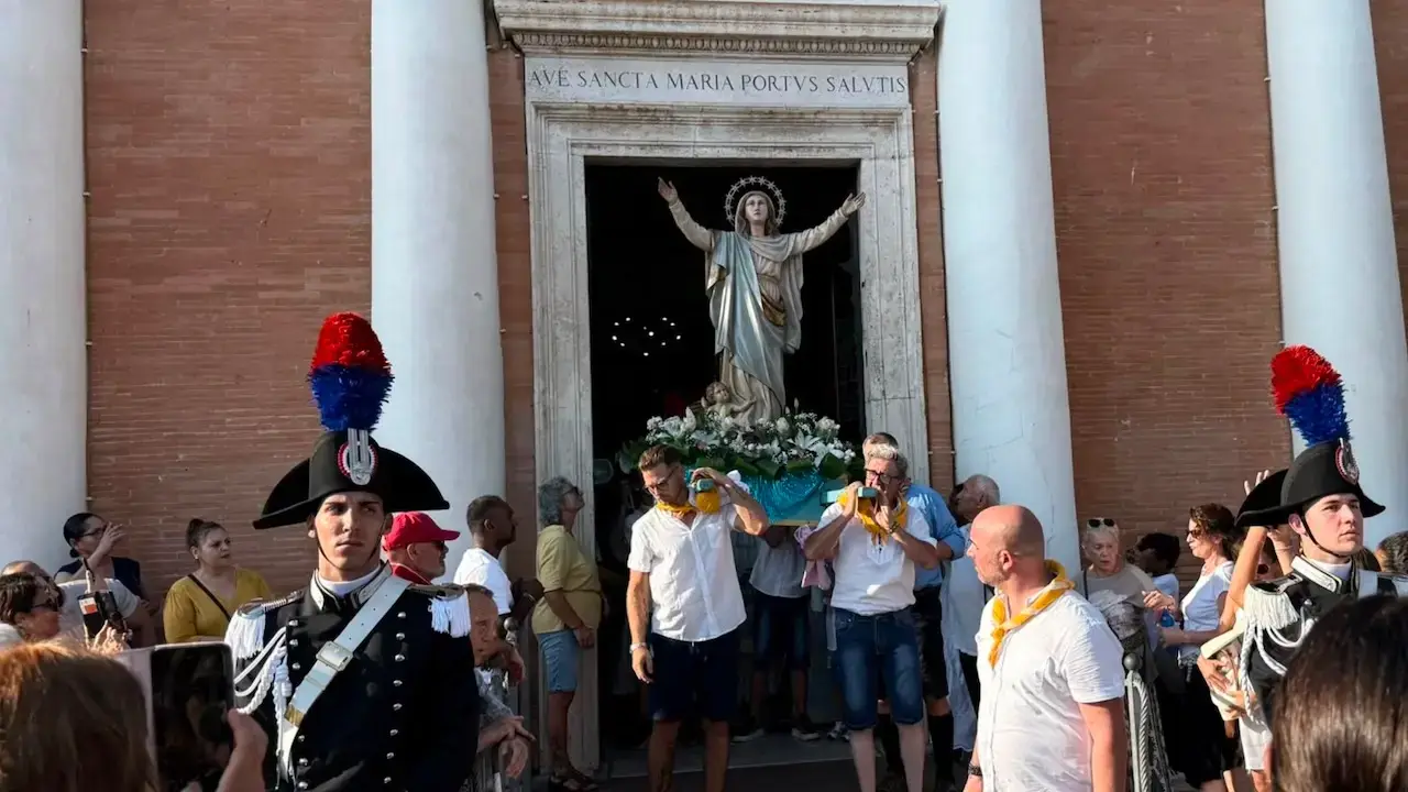 Fiumicino, la processione dell’Assunta a Ferragosto rinnova la tradizione sul mare