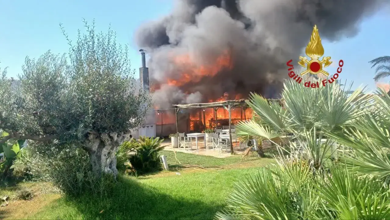 Incendio a Maccarese: fiamme allo stabilimento balneare “Rambla Beach”