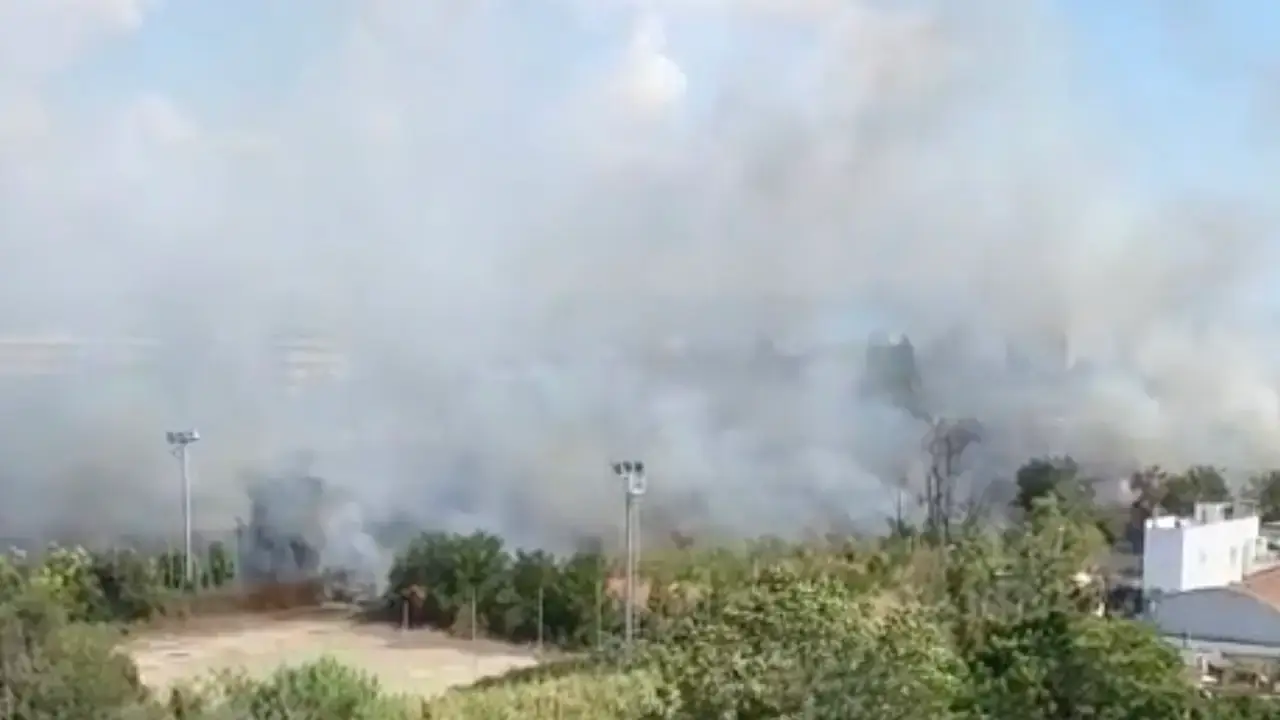 Incendio a Torpignattara: colonna di fumo e strade chiuse