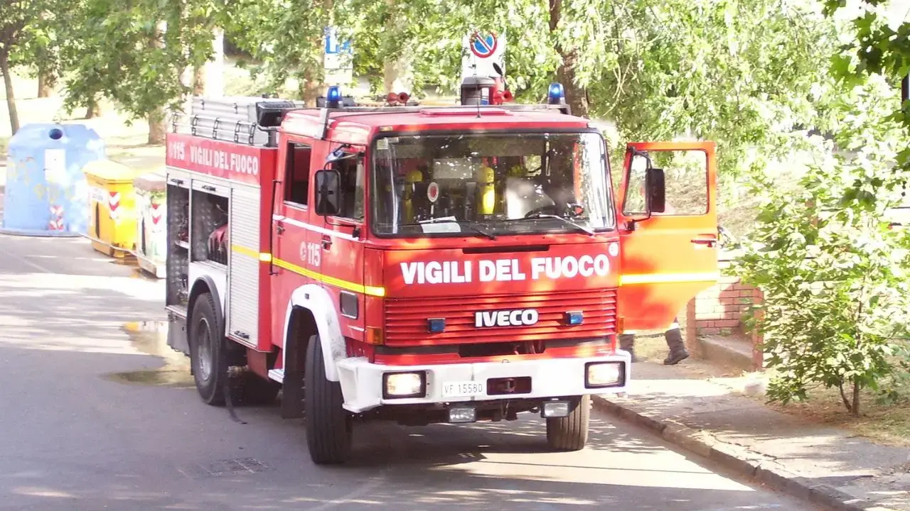 Roma, tre incendi simultanei: evacuata palazzina alla Magliana e stop sulla Pontina