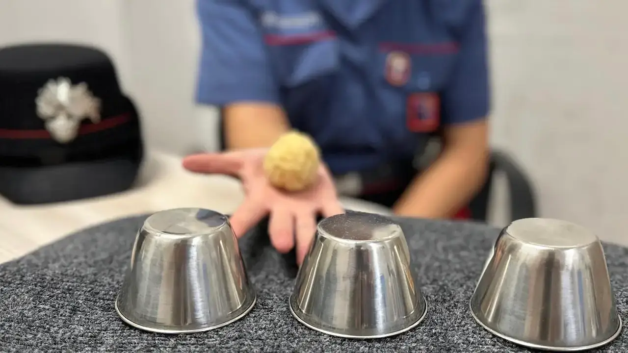 Influencer picchiato da truffatori delle 3 campanelle: divieto di dimora per tre indagati