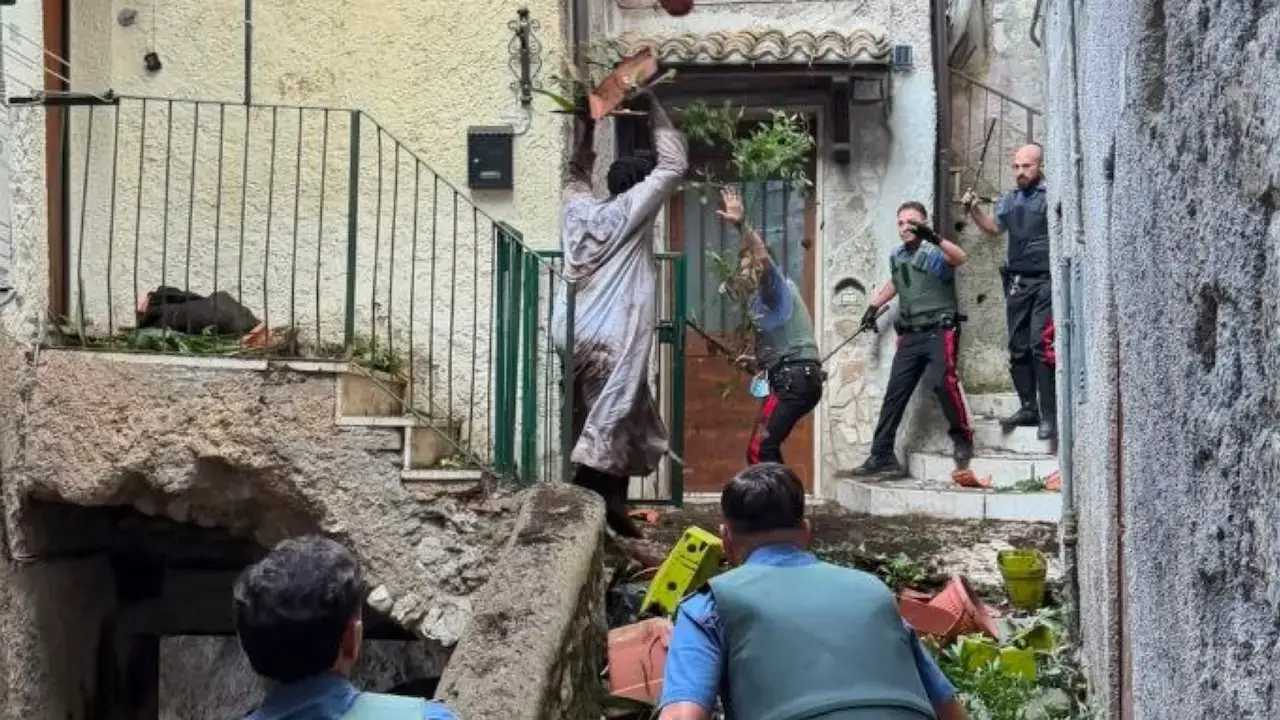 Olevano Romano, violenta aggressione in strada: feriti il sindaco e quattro carabinieri
