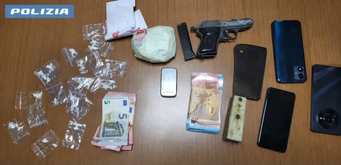 Roma, Fidene-Serpentara: divano usato come “cassaforte” dello spaccio, arrestato trentottenne