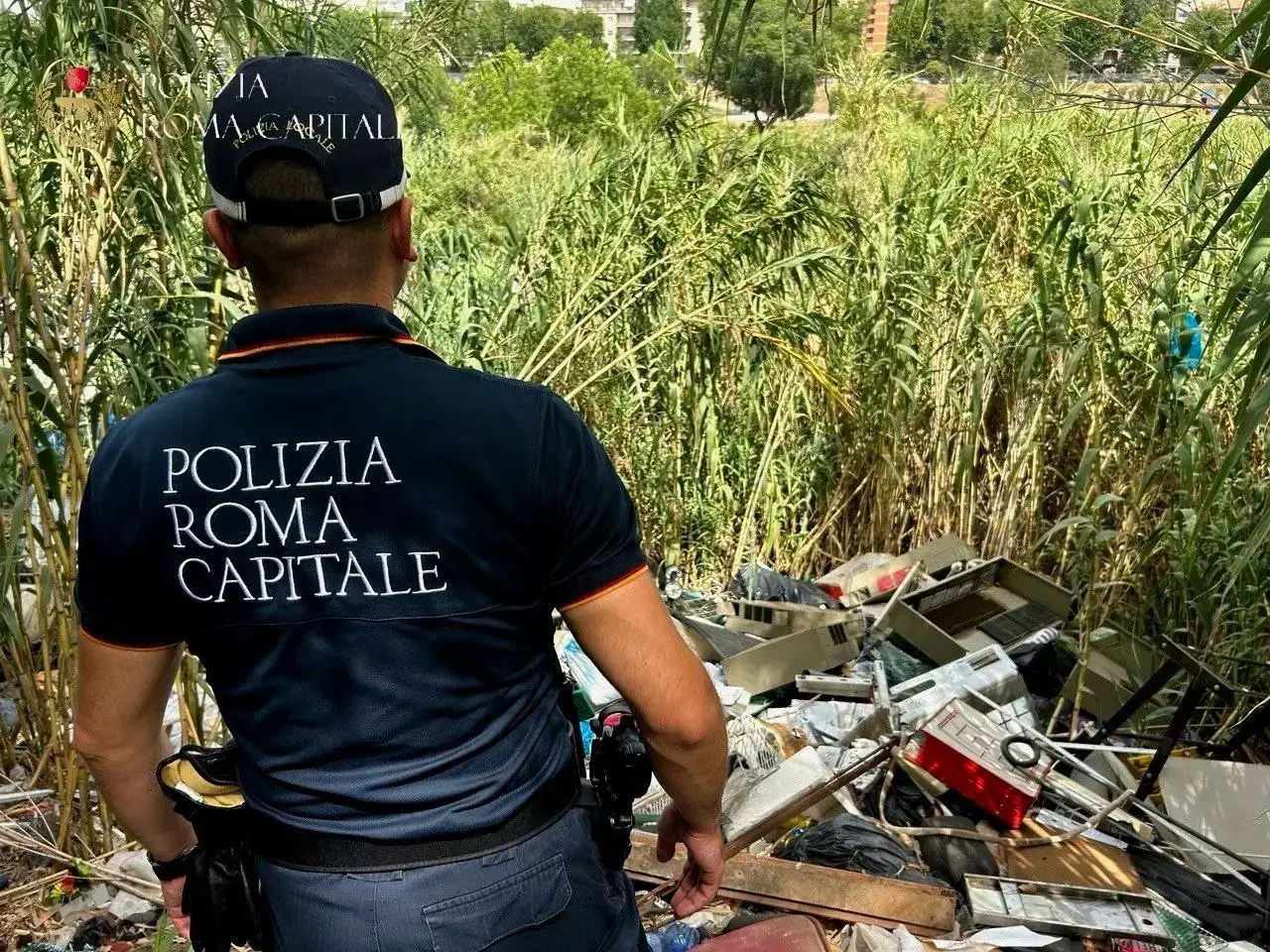 Roma, bonifica al Parco delle Valli: rimossi 200 chili di cavi e rifiuti