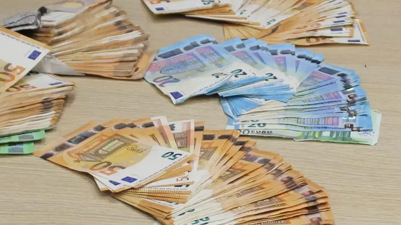 Roma, sull'A1 dopo truffa a un anziano con 40mila euro in auto: due arresti