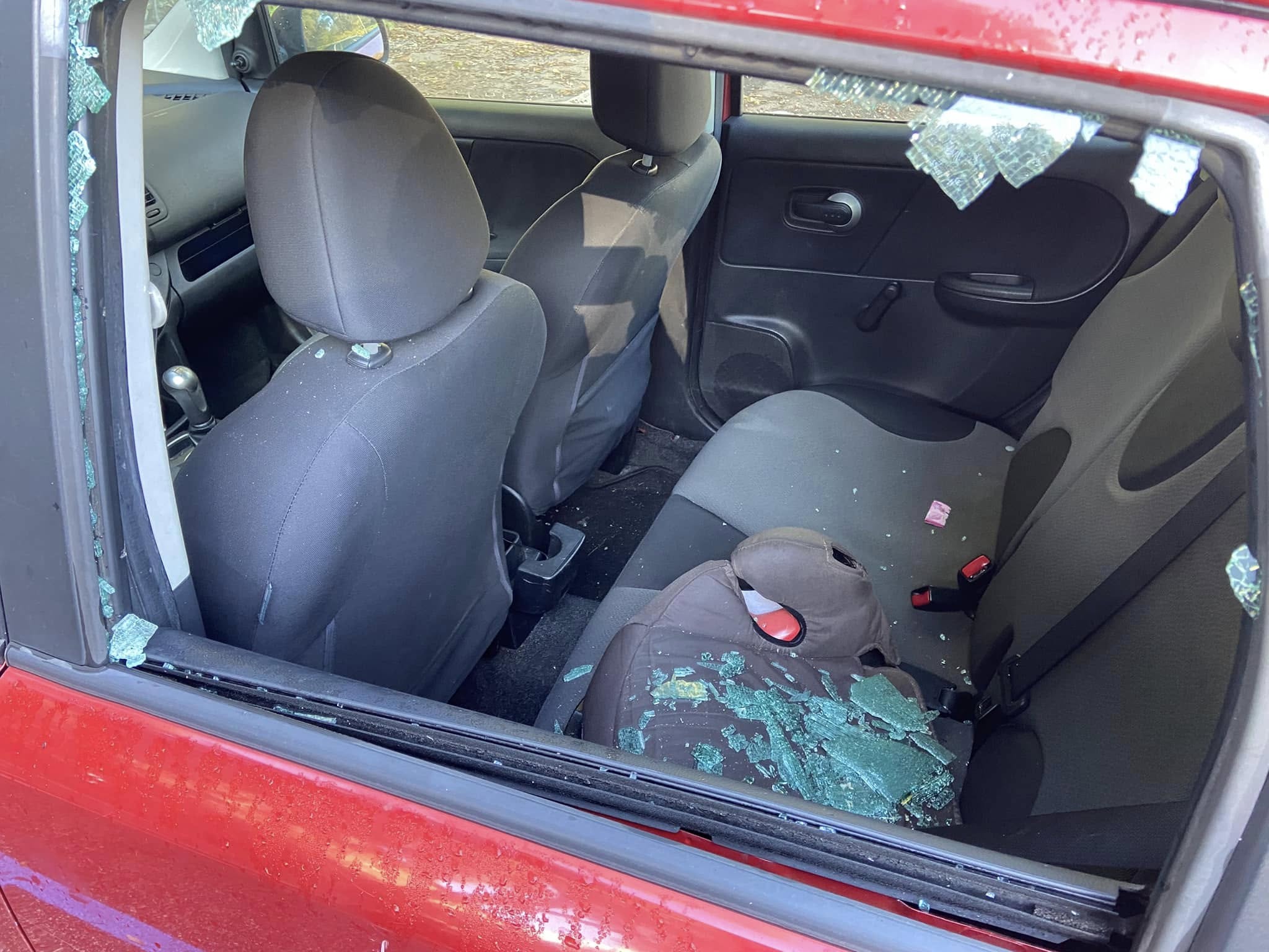 Un auto con finestrini rotti