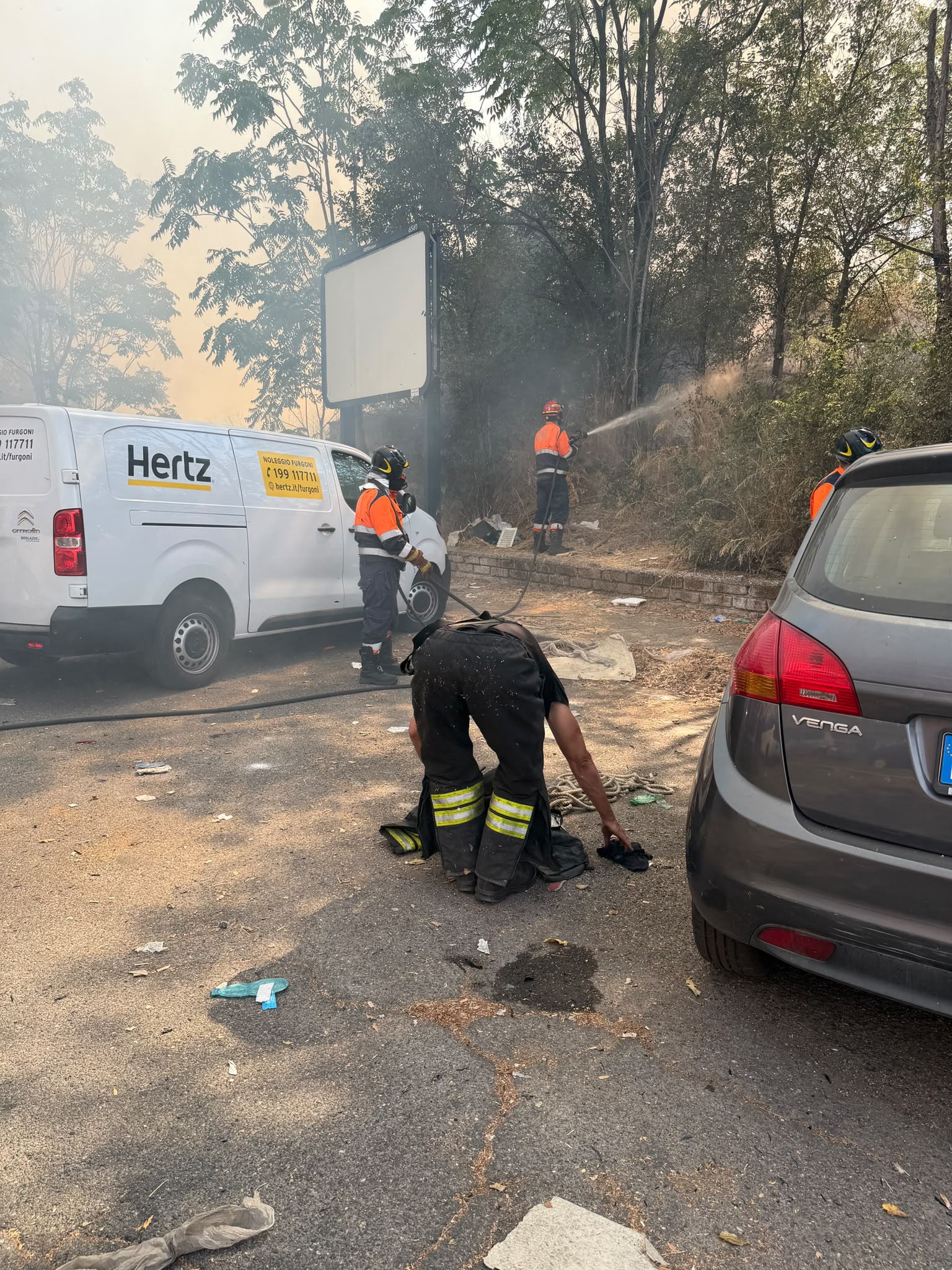 Vigili del Fuoco e Protezione Civile intervenuti per l'incendio in via Teano al Prenestino