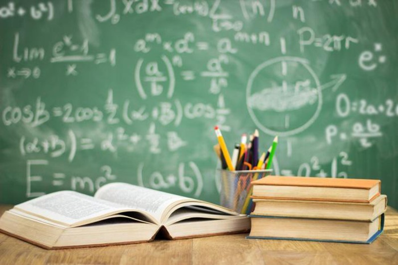 Centocelle, prof ferita alla Giovanni Verga: 13enne usa spray e coltelli, indagine sui social