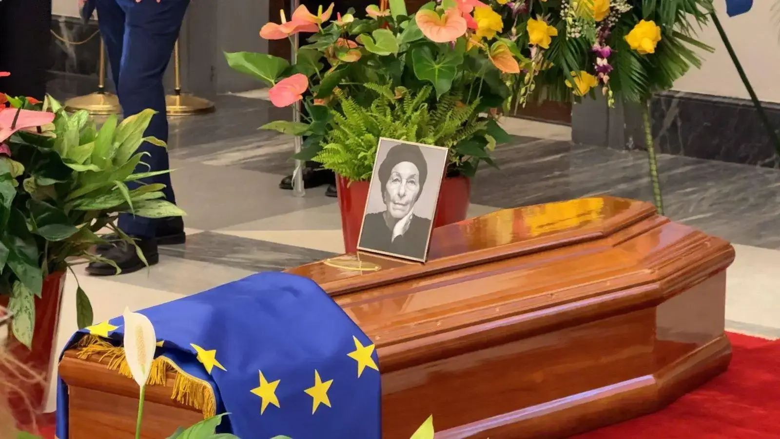 Camera ardente di Emma Bonino in Campidoglio: folla a Roma, esequie domani