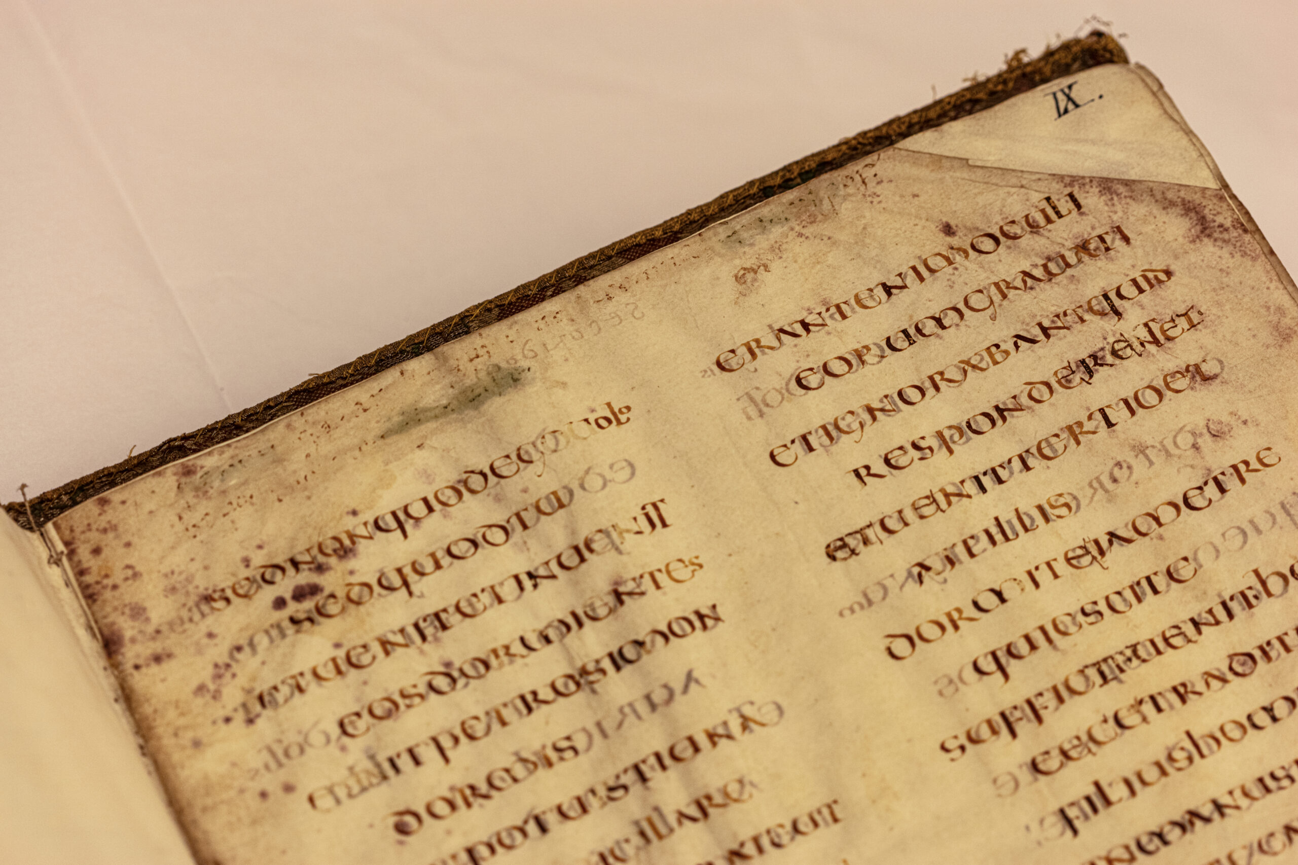 Frammento del manoscritto del Vangelo di Marco, Archivio del Castello di Praga presso la Cancelleria del Presidente della Repubblica Ceca, Praga © Eye-studio