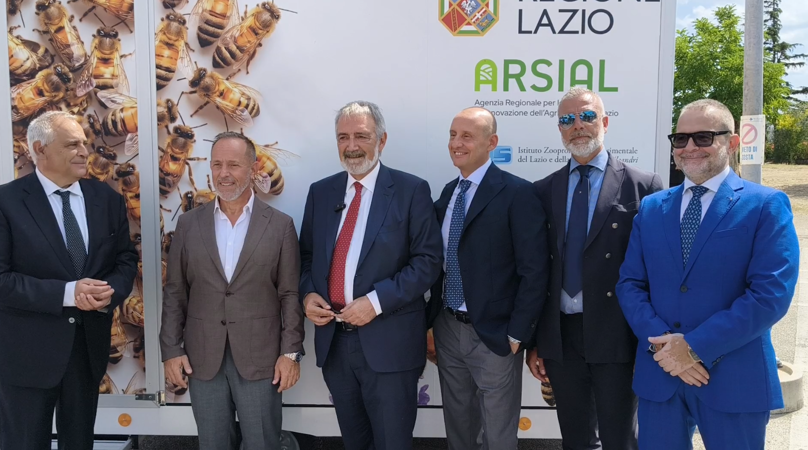 I rappresentanti istituzionali davanti al Laboratorio mobile dell'Istituto Zooprofilattico