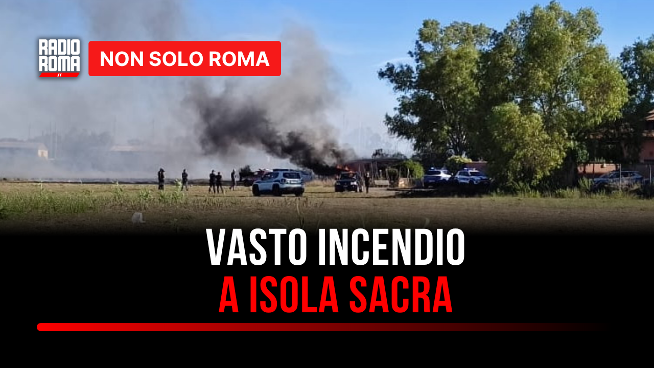 Fiumicino, vasto incendio a Isola Sacra: anziano in sedia a rotelle salvato dalla Polizia Locale - VIDEO
