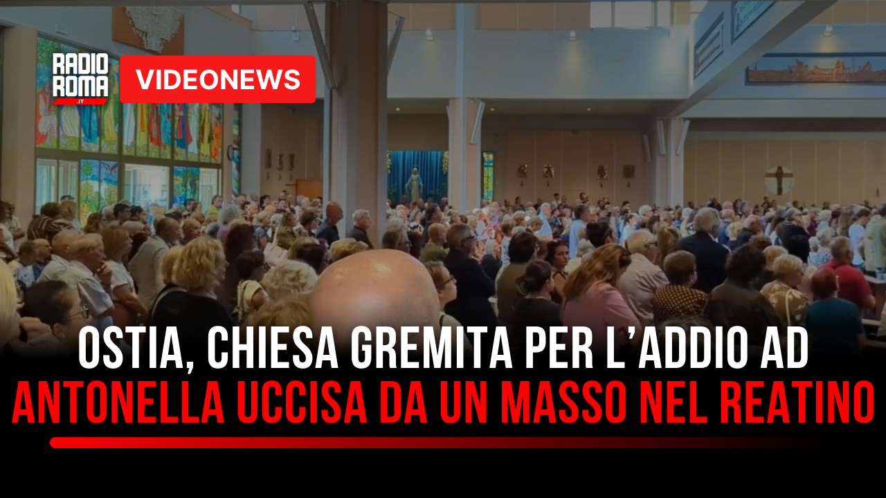Ostia, chiesa gremita per l’ultimo saluto ad Antonella: uccisa da un masso durante il corteo funebre della madre (VIDEO)