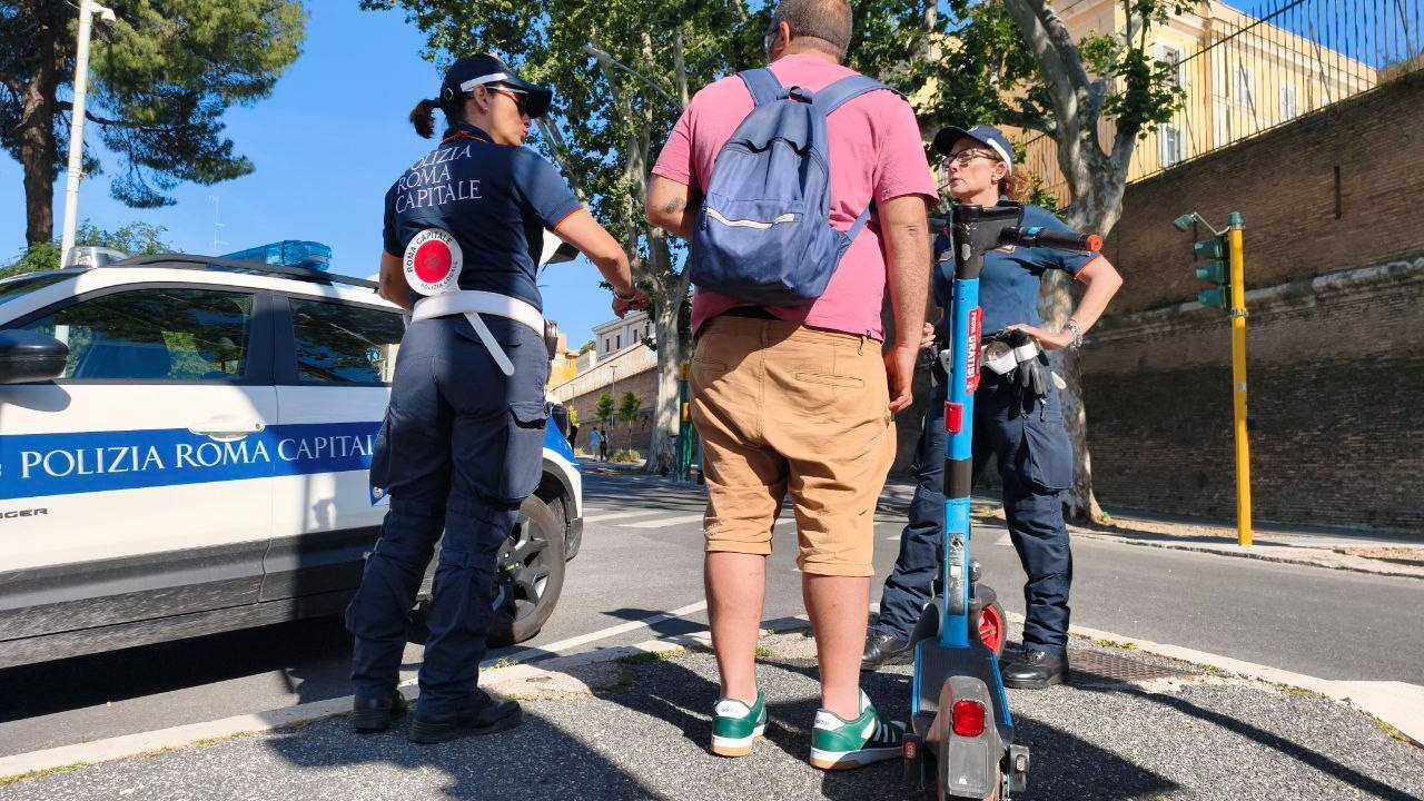 Roma, sicurezza sui monopattini: oltre 12mila controlli e quasi 6mila irregolarità in tre mesi