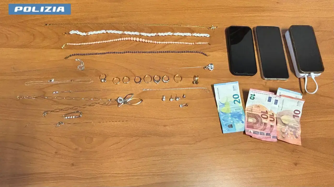 Truffa del finto assistente del giudice a Roma: il raggiro per allontanare il marito e arrivare ai gioielli