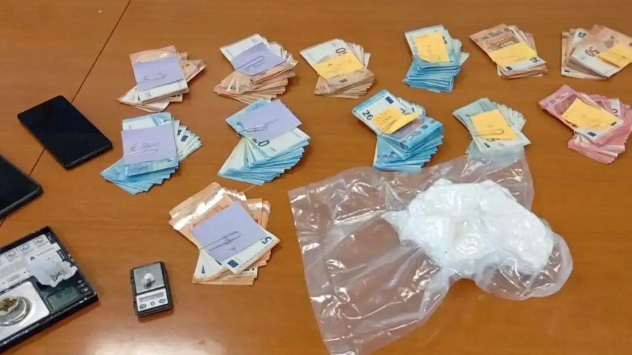 Valmontone, cocaina nella scatola di pasticcini: tre arresti nel parcheggio