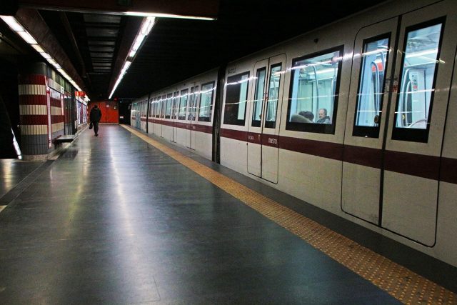 uomo sui binari della metro A di Roma