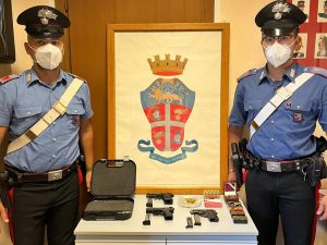 TIVOLI Le armi sequestrate dai Carabinieri