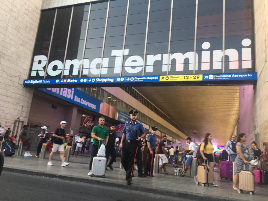 I Carabinieri durante i controlli nellarea della Stazione Roma Termini 4