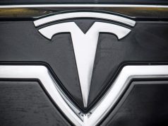 Logo di Tesla, che ha deciso di abbassare i prezzi di due veicoli di successo