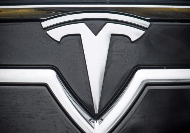 Logo di Tesla, che ha deciso di abbassare i prezzi di due veicoli di successo