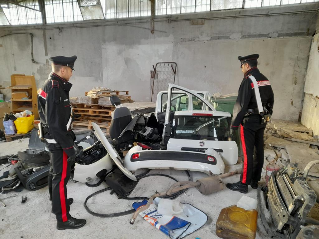FRASCATI Larea dove i Carabinieri hanno sequestrato le auto risultate rubate 3