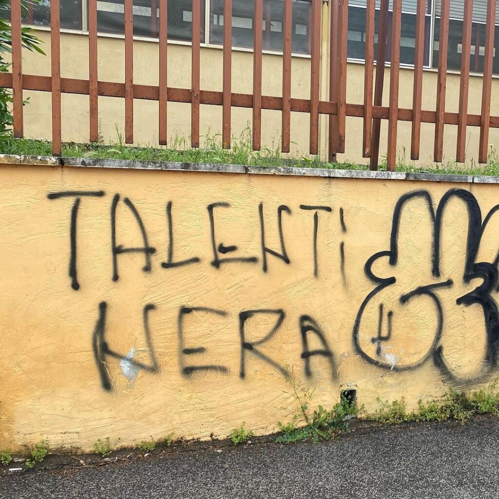 scritta fascista liceo roma