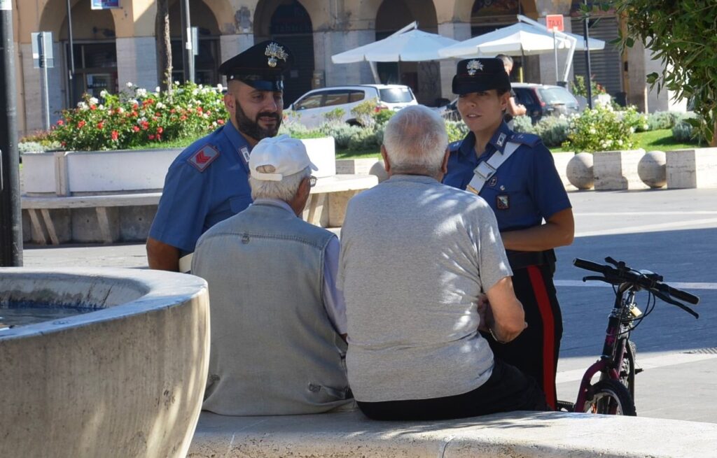 I Carabinieri mentre sensibilizzano le persone anziane alle truffe 2