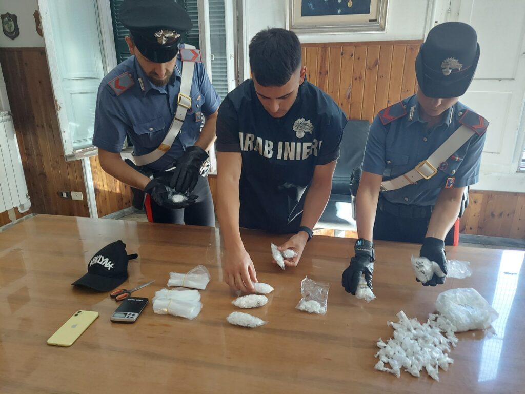 PROVINCIALE Le dosi di cocaina rinvenute dai Carabinieri nella soffitta 1