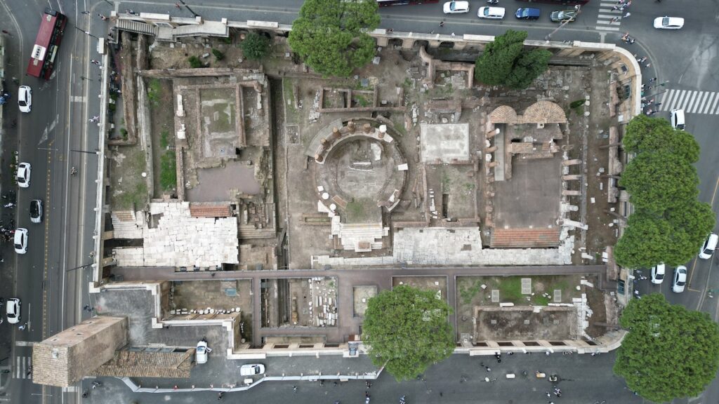 vista aerea dell'area archeologica di largo argentina a Roma