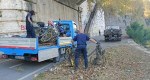 Discarica di rottami nel Tevere, quintali di carcasse di bici recuperate dal fiume