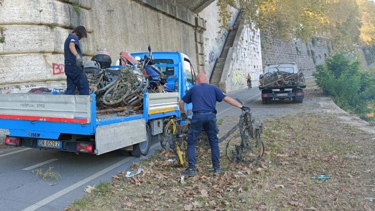 Discarica di rottami nel Tevere, quintali di carcasse di bici recuperate dal fiume