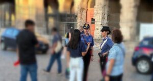 Roma, vendita abusiva di tour guidati al Colosseo: 13 multati e allontanati