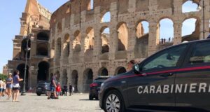 Accusa un malore e si accascia tra i turisti davanti al Colosseo: soccorso 61enne