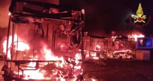 Incendio nel deposito bus di via della Maglianella, in fiamme sei mezzi tra cui uno scuolabus