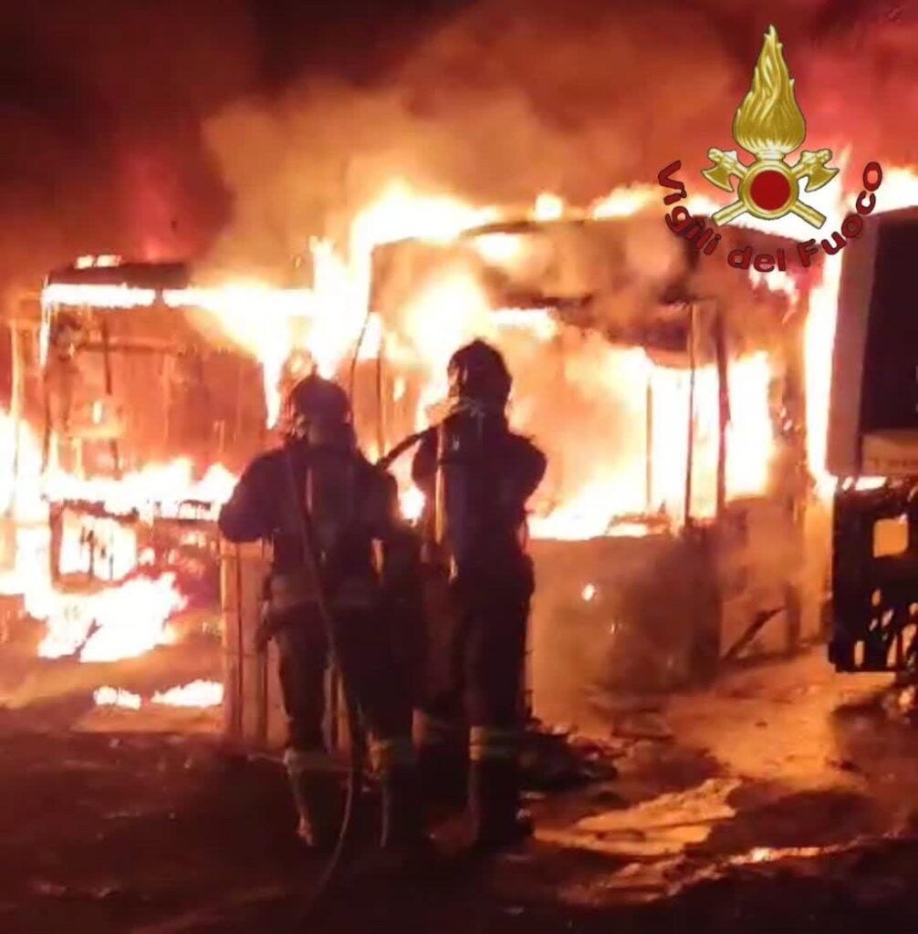 Incendio nel deposito bus di via della Maglianella, in fiamme sei mezzi tra cui uno scuolabus