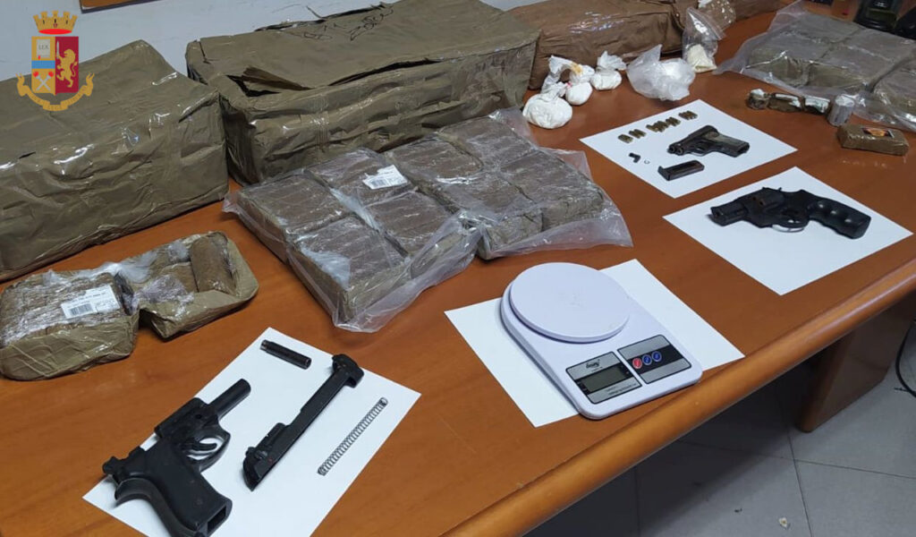 Ardea, 3 pistole e oltre 40 kg di droga nella villa fortino: in manette coppia di ventenni
