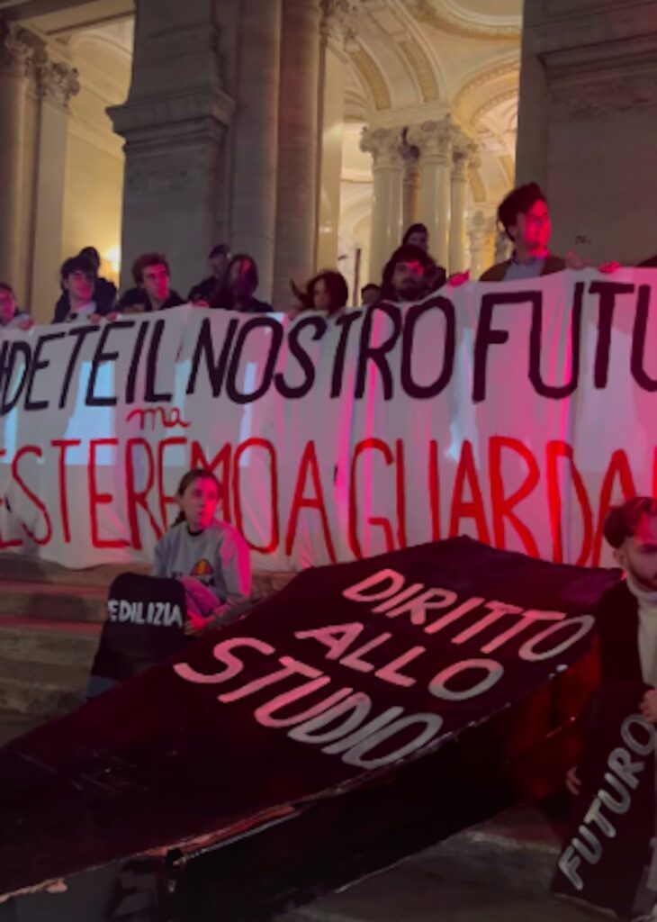 Roma, flash mob studenti al ministero con bara nera “per celebrare il funerale del diritto allo studio”