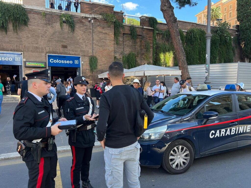 Roma, a caccia di turisti nell'area del Colosseo: 5 abusivi multati e allontanati. Sequestrati biglietti
