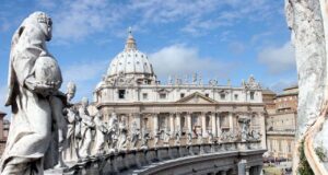 Roma, turista colpito da ictus mentre visita San Pietro: senza documenti, non riesce a parlare