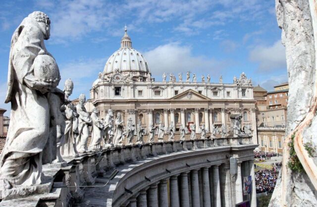Roma, turista colpito da ictus mentre visita San Pietro: senza documenti, non riesce a parlare
