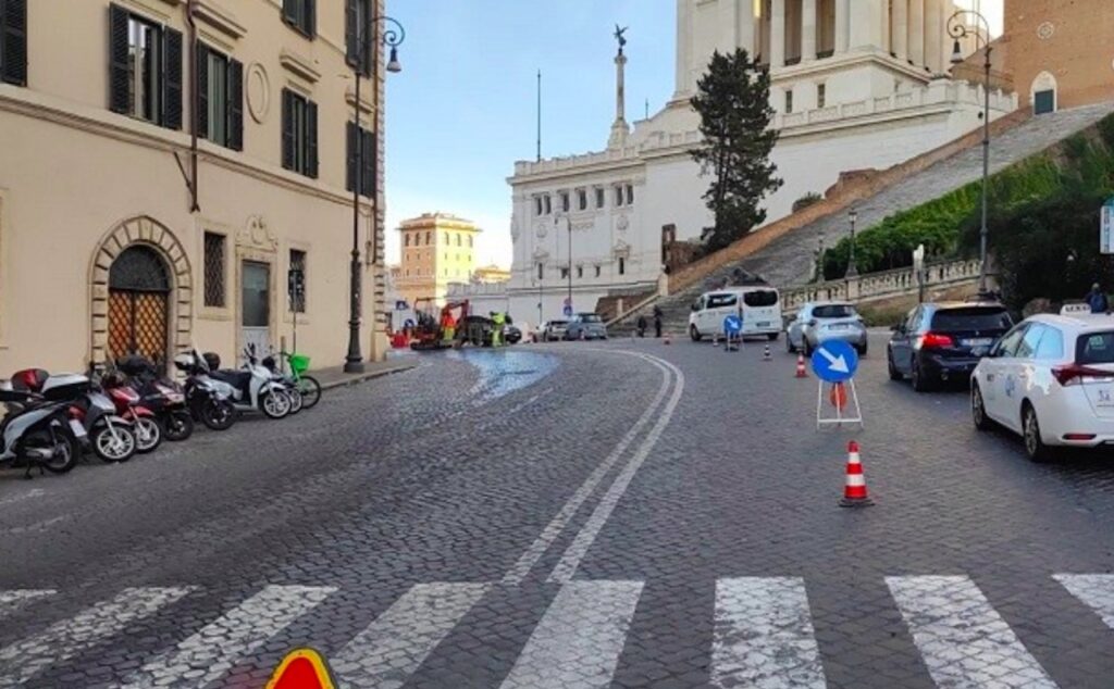 Roma, una voragine si apre davanti alla scalinata del Campidoglio