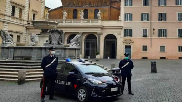 Minaccia la rivale per allontanarla da Trastevere e continua a perseguitarla: cartomante finisce in carcere