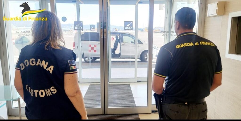 Roma, fiume di soldi non dichiarati intercettati all'aeroporto di Ciampino: quasi 3 milioni di euro