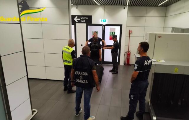 Roma, fiume di soldi non dichiarati intercettati all'aeroporto di Ciampino: quasi 3 milioni di euro