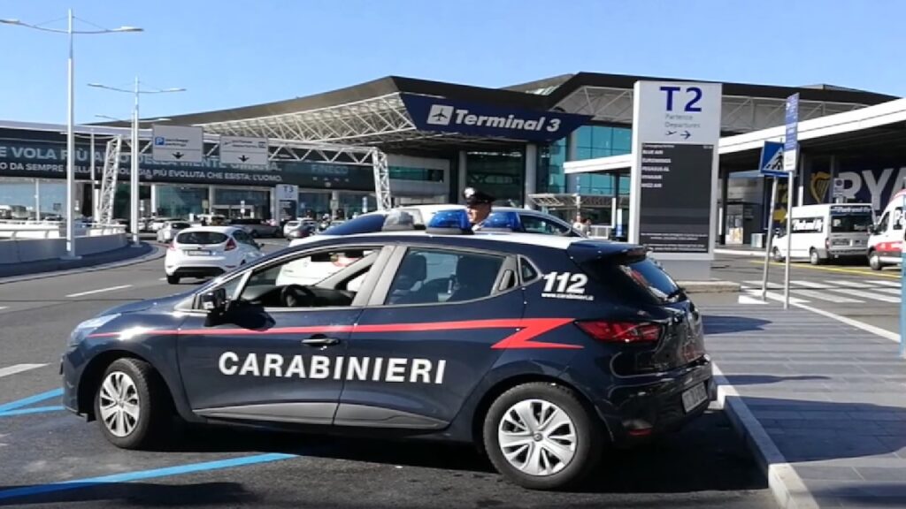 controlli dei Carabinieri presso laeroporto di Fiumicino 2