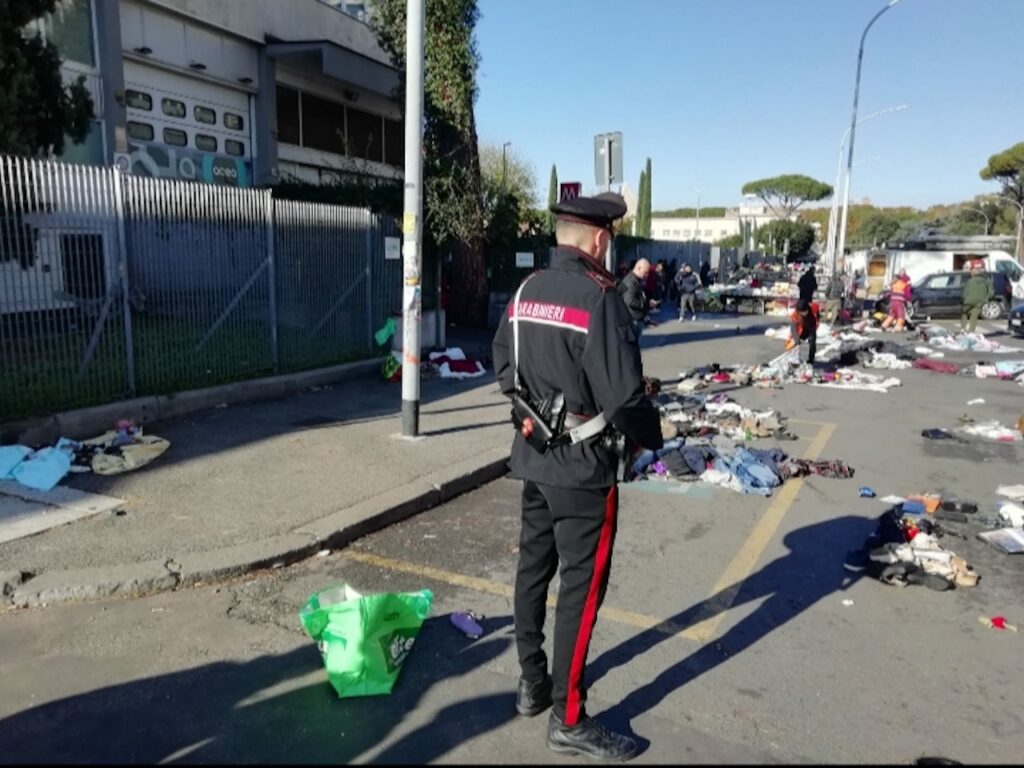 Roma, blitz al mercatino abusivo in piazzale Ostiense: oltre 20 persone identificate e 1,4 kg merce sequestrata