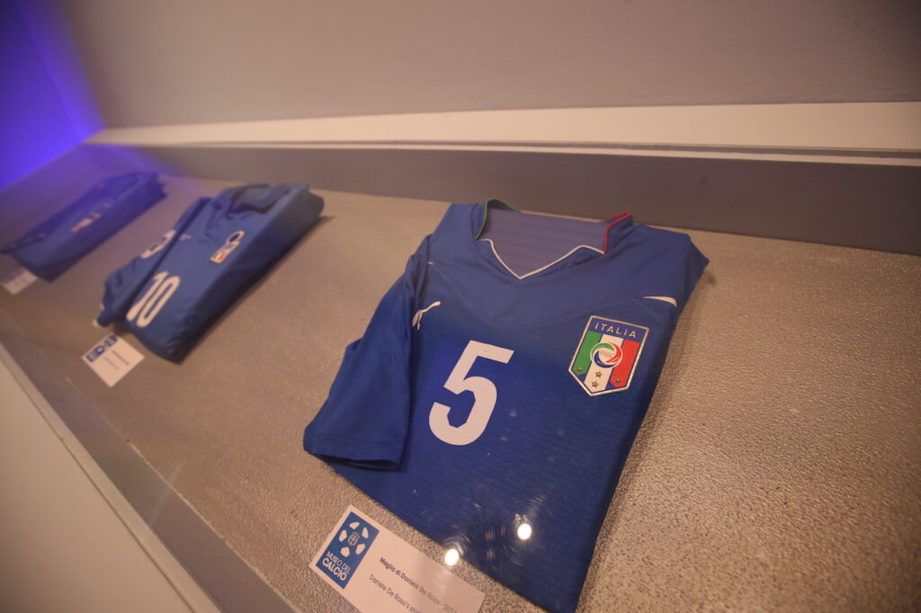 Sfumature d’azzurro, la mostra che celebra la nazionale di calcio fa tappa a Roma