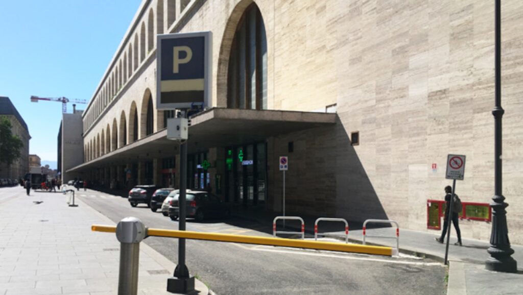Parcheggia alla stazione Termini, ma il conto è shock: quanto ha pagato una automobilista per 24 ore di sosta