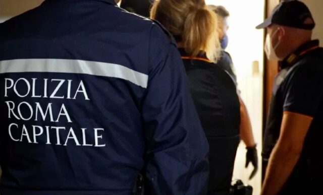 Roma, in corso sgombero di tre case popolari al Trullo: denunciati gli occupanti abusivi